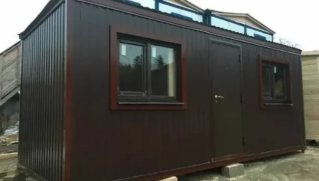 Угловая планировка бытовки — экономия места