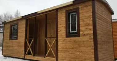 Встроенная мебель в бытовке: практичные решения